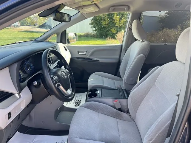 2019 Toyota Sienna LE photo 4