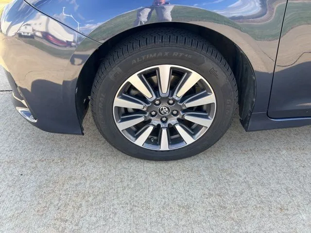 2019 Toyota Sienna LE photo 3