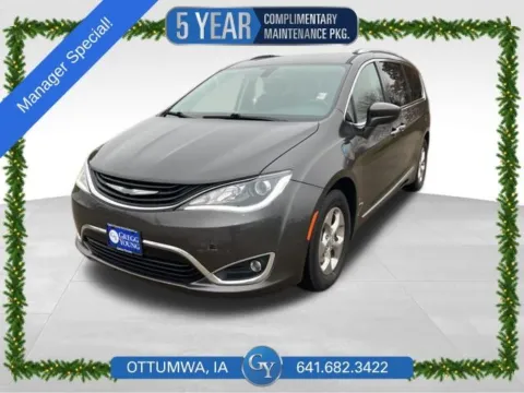 Gray 2019 Chrysler Pacifica Hybrid Touring L for sale in Ottumwa, IA