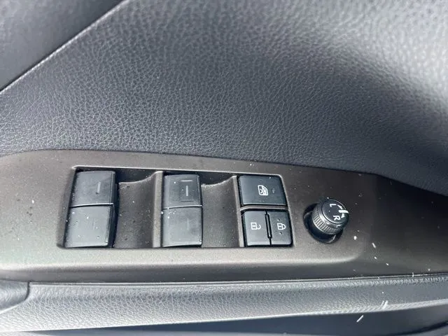 2022 Toyota Camry SE photo 3