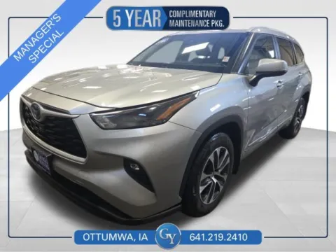 Silver 2023 Toyota Highlander Hybrid XLE for sale in Ottumwa, IA