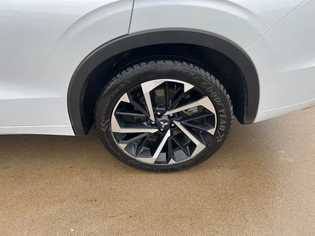 2023 Mitsubishi Outlander SEL photo 4