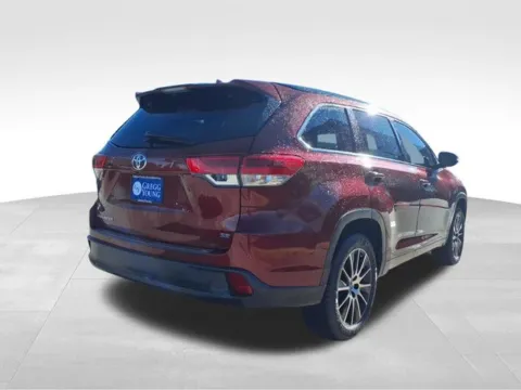 More photos of 2017 Toyota Highlander SE at Gregg Young Toyota of Columbus, NE
