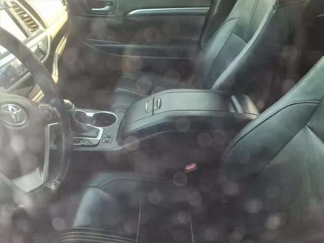 2017 Toyota Highlander SE photo 3