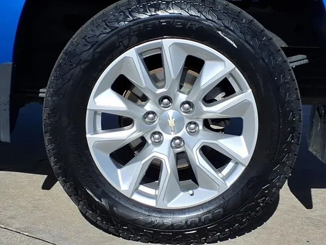 2023 Chevrolet Silverado 1500 Custom photo 2