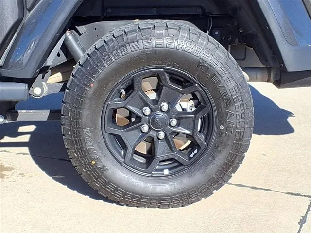 2021 Jeep Gladiator Willys Sport photo 4