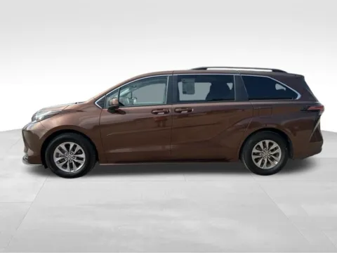 More photos of 2022 Toyota Sienna LE at Gregg Young Toyota of Columbus, NE