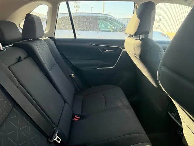 2021 Toyota RAV4 XLE photo 2