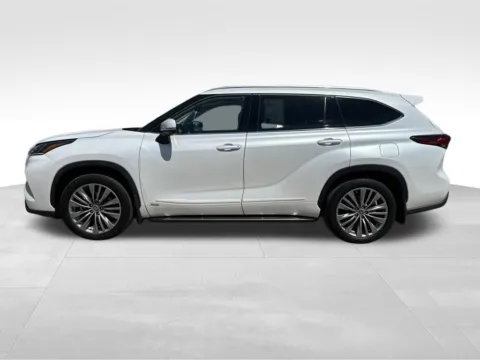 More photos of 2022 Toyota Highlander Hybrid Platinum at Gregg Young Toyota of Columbus, NE