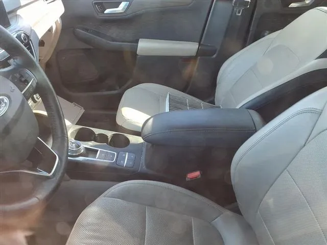 2020 Ford Escape Titanium photo 3