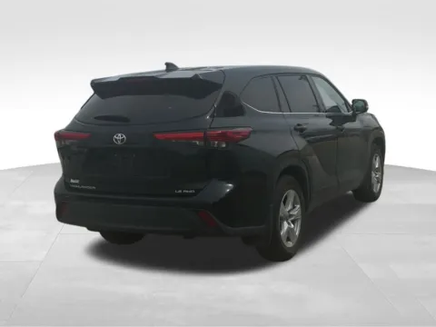 More photos of 2022 Toyota Highlander LE at Gregg Young Toyota of Columbus, NE