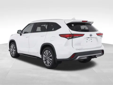 More photos of 2022 Toyota Highlander Hybrid Platinum at Gregg Young Toyota of Columbus, NE