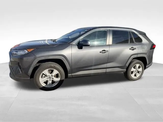 2021 Toyota RAV4 XLE photo 3