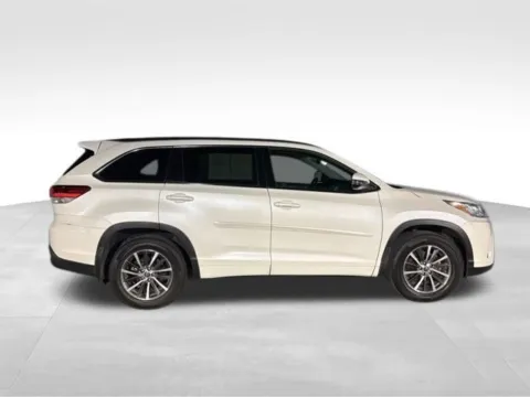 More photos of 2017 Toyota Highlander XLE at Gregg Young Toyota of Columbus, NE