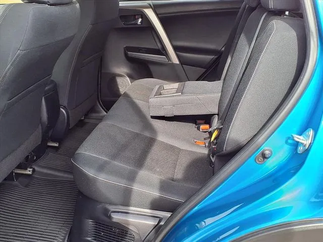 2016 Toyota RAV4 Hybrid XLE photo 4