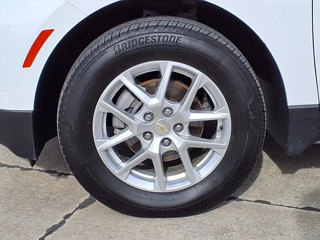 2024 Chevrolet Equinox LT photo 2