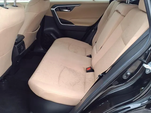 2021 Toyota RAV4 Hybrid XLE photo 3