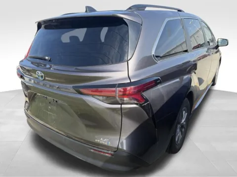 More photos of 2022 Toyota Sienna LE at Gregg Young Toyota of Columbus, NE