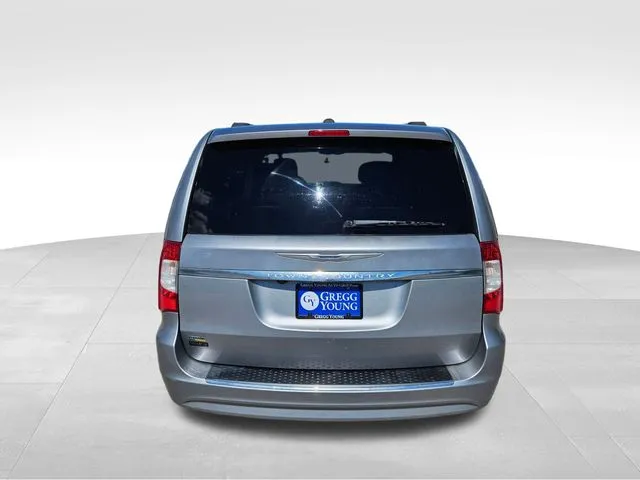 2016 Chrysler Town & Country Touring photo 3