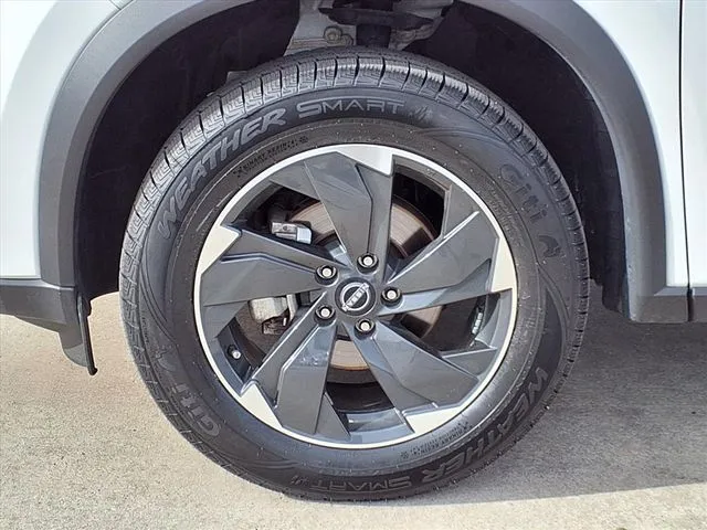 2024 Nissan Rogue SV photo 2