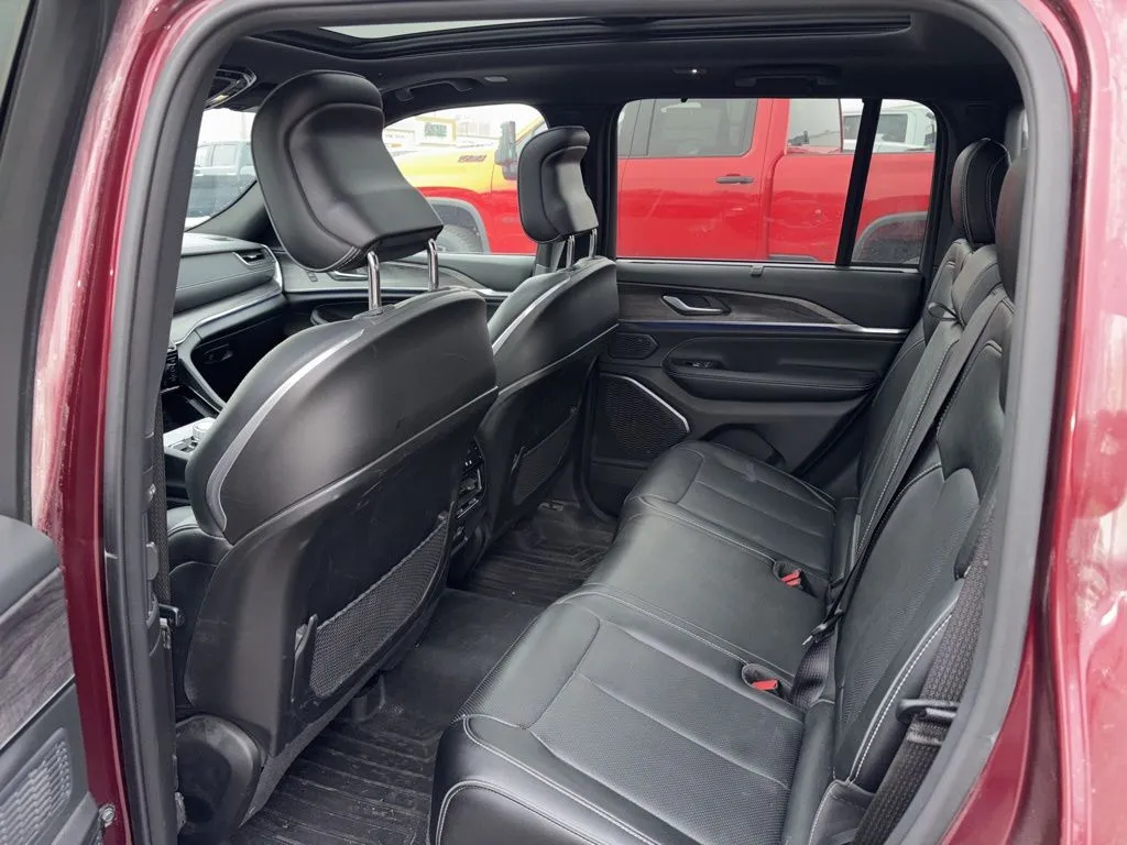 2023 Jeep Grand Cherokee Overland photo 4