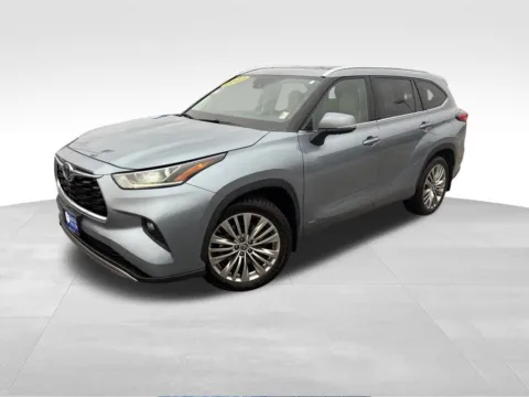 Silver 2022 Toyota Highlander Hybrid Platinum for sale in Atlantic, IA
