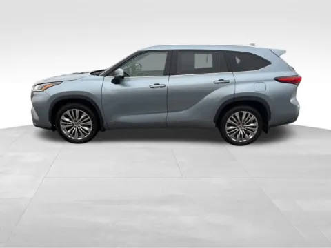 Photos of 2022 Toyota Highlander Hybrid Platinum for sale in Atlantic, IA at Gregg Young Automotive of Atlantic