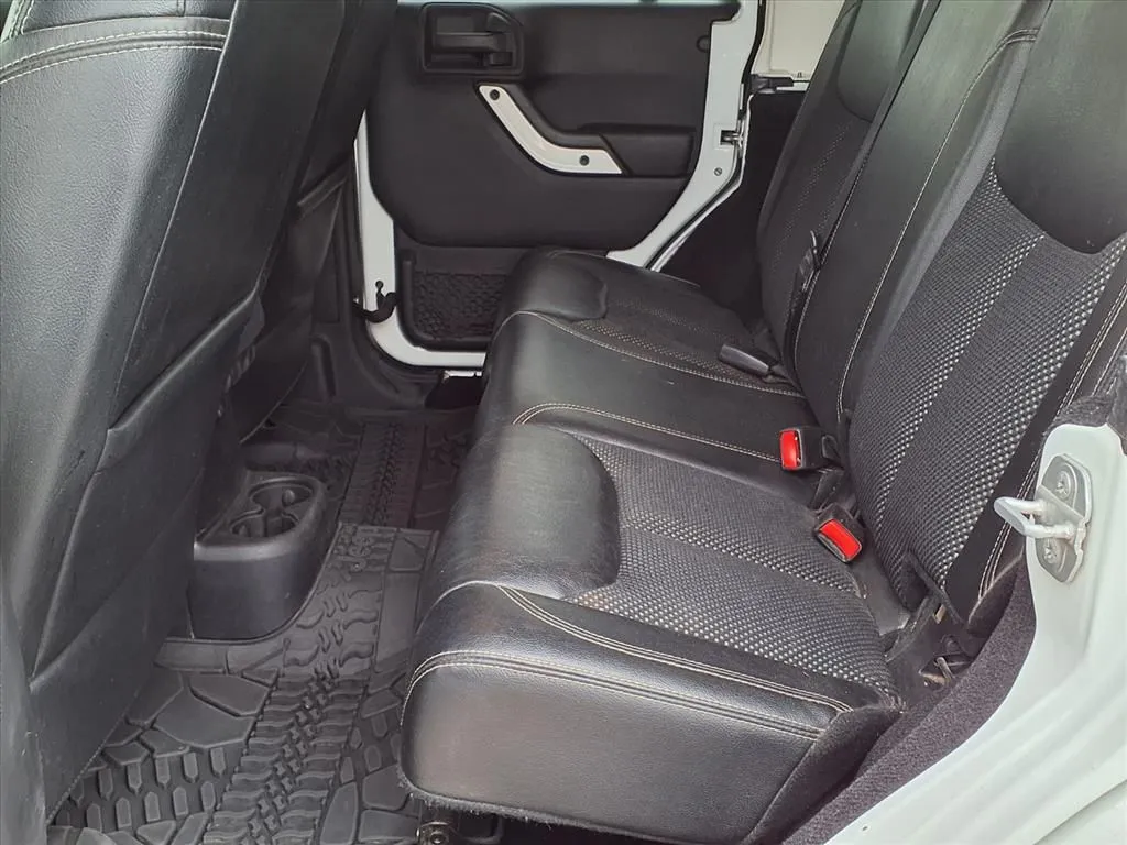 2015 Jeep Wrangler Unlimited Sahara X photo 4