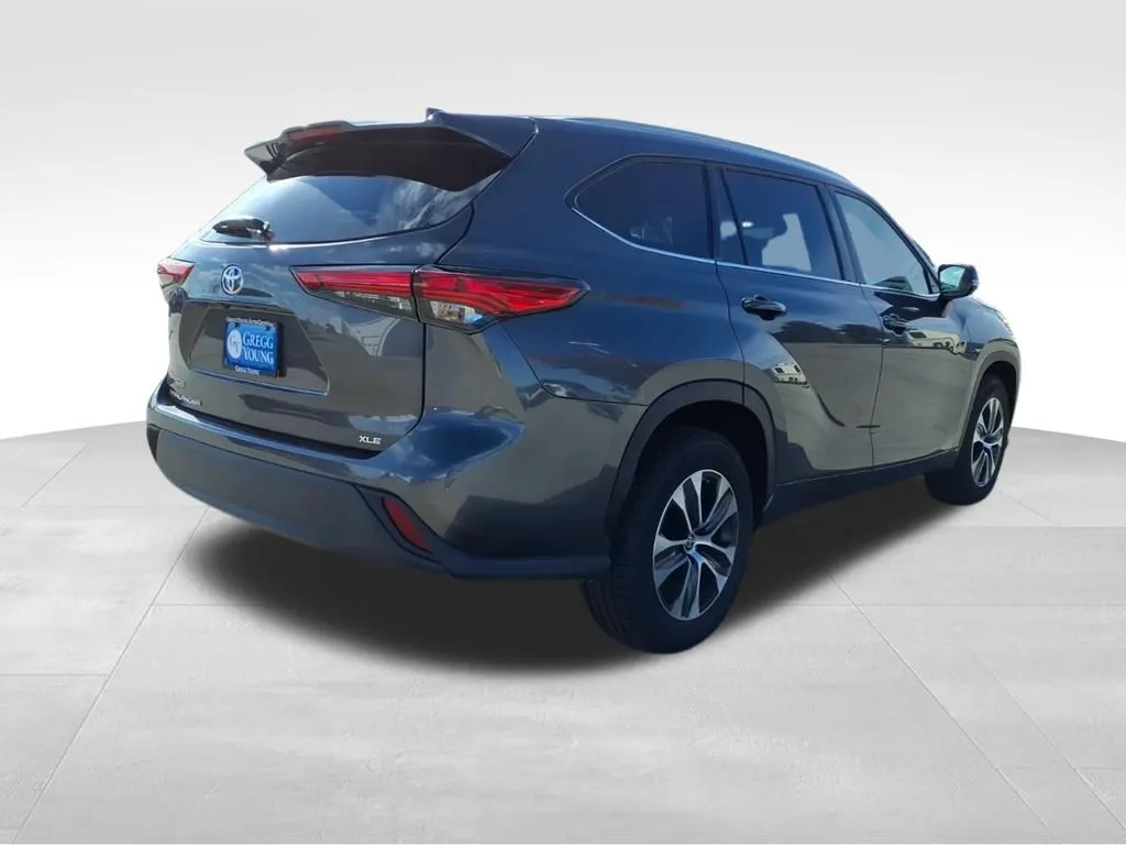 2022 Toyota Highlander XLE photo 3