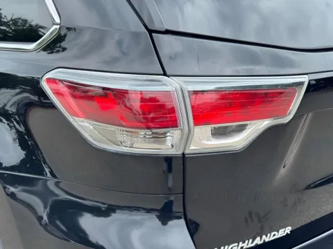 More photos of 2016 Toyota Highlander Limited Platinum V6 at Covert Cadillac, TX