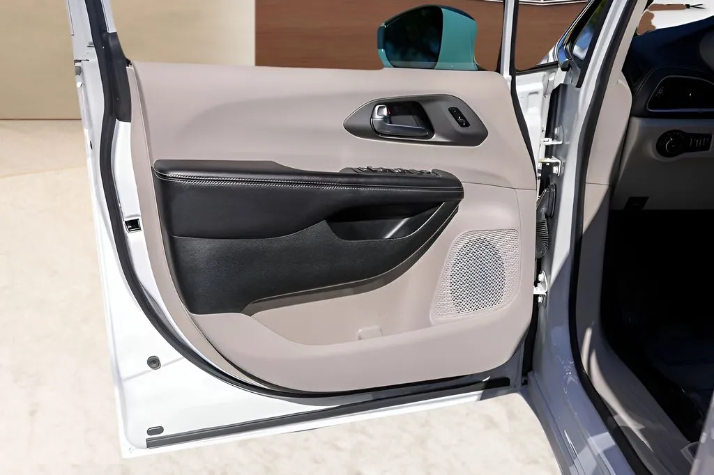 Chrysler Pacifica photo 27