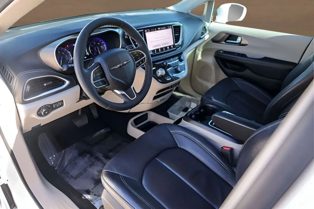 Chrysler Pacifica photo 13