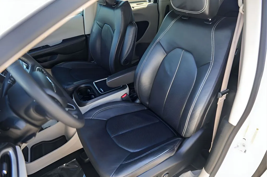 Chrysler Pacifica photo 10