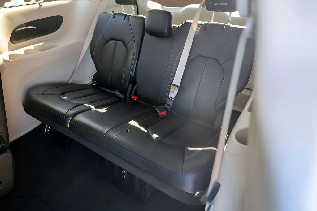 Chrysler Pacifica photo 29