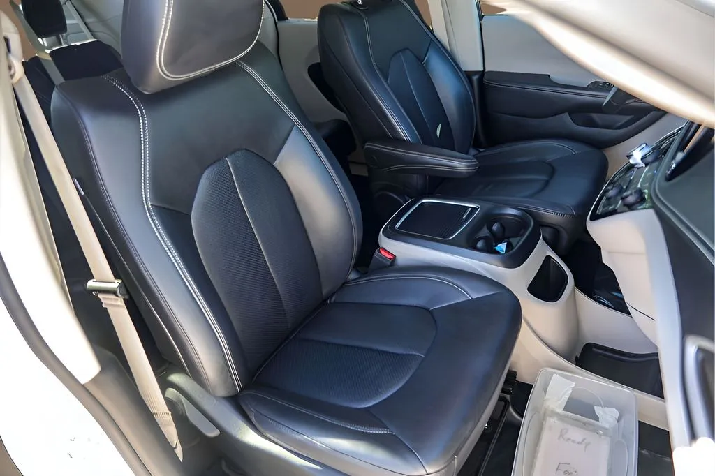 Chrysler Pacifica photo 32