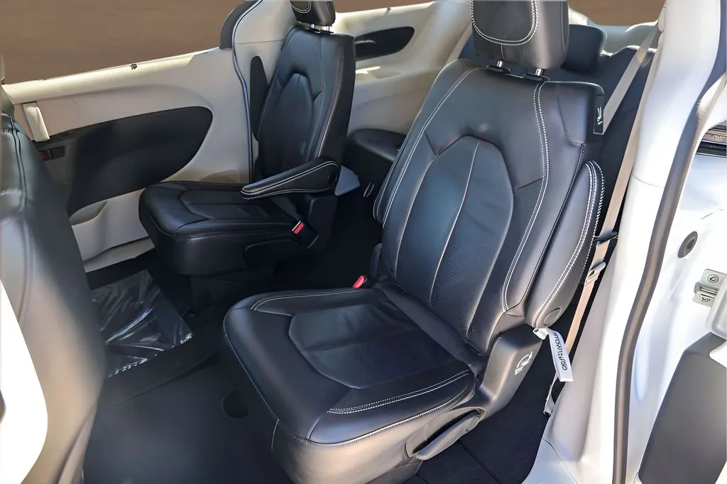 Chrysler Pacifica photo 28