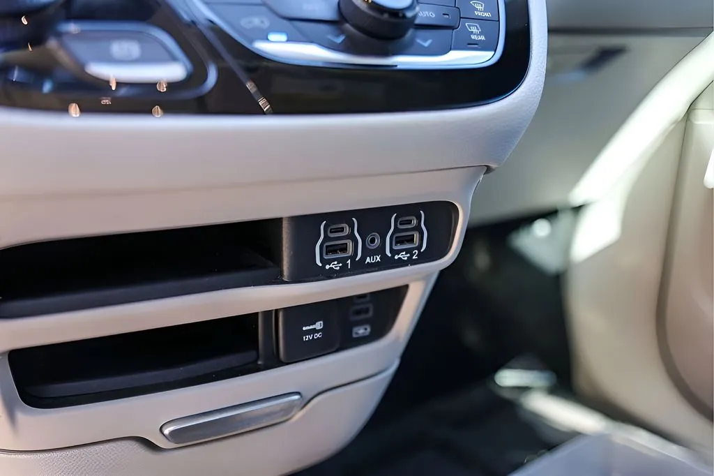 Chrysler Pacifica photo 23