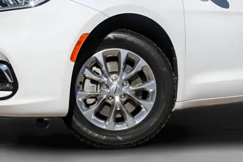 More photos of 2022 Chrysler Pacifica Touring L at Covert Cadillac, TX