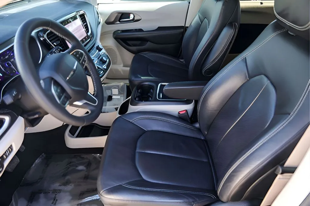 Chrysler Pacifica photo 12