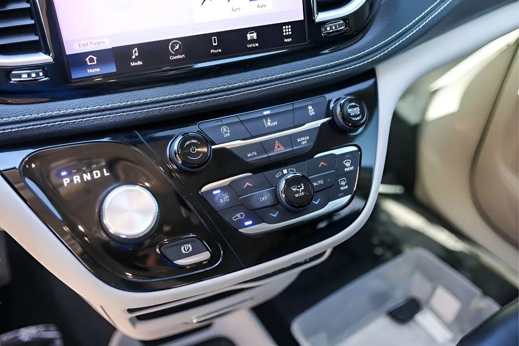 Chrysler Pacifica photo 22