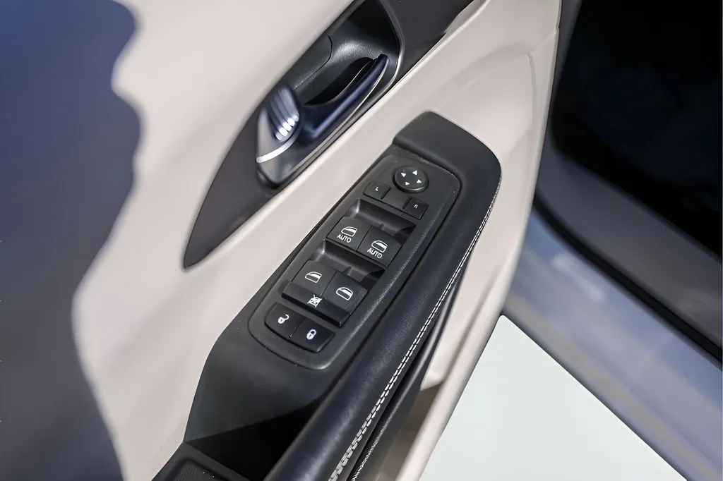 Chrysler Pacifica photo 26