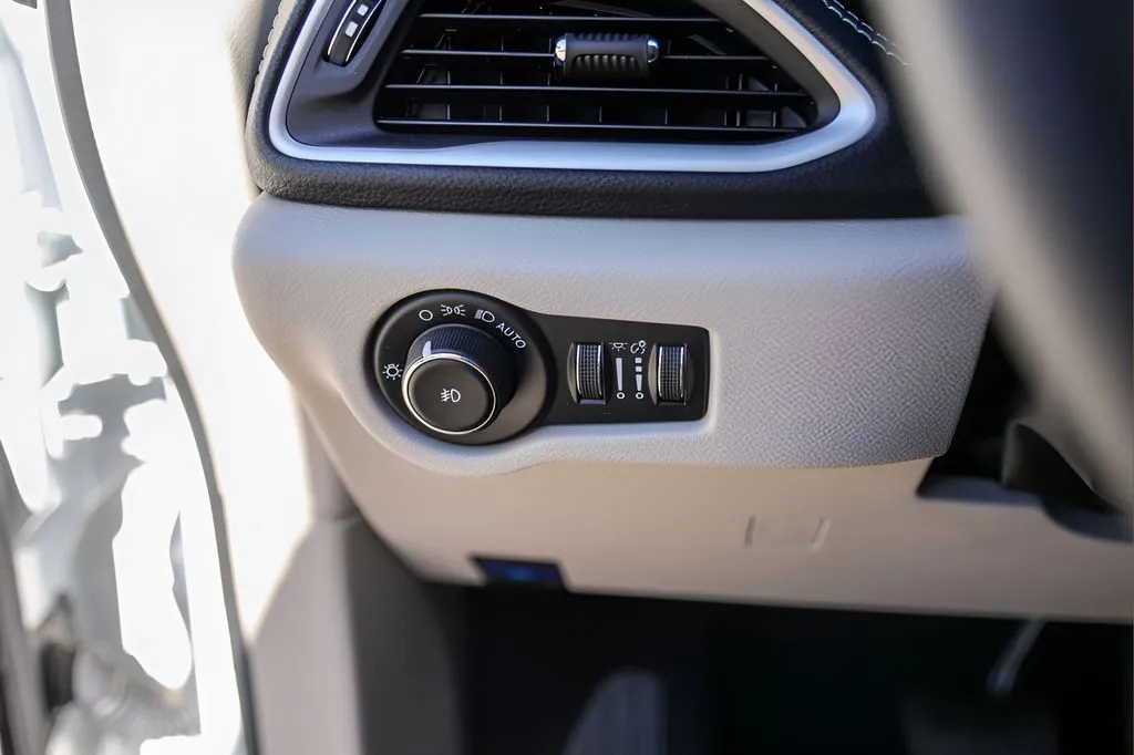 Chrysler Pacifica photo 18