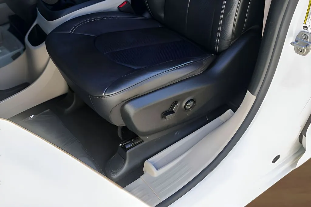 Chrysler Pacifica photo 11