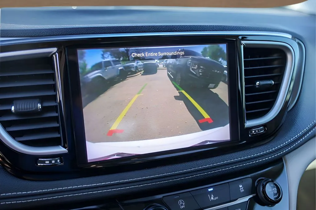 Chrysler Pacifica photo 20