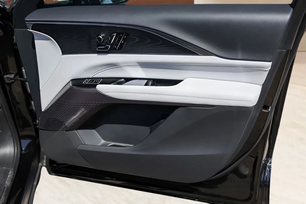 Cadillac Lyriq photo 27