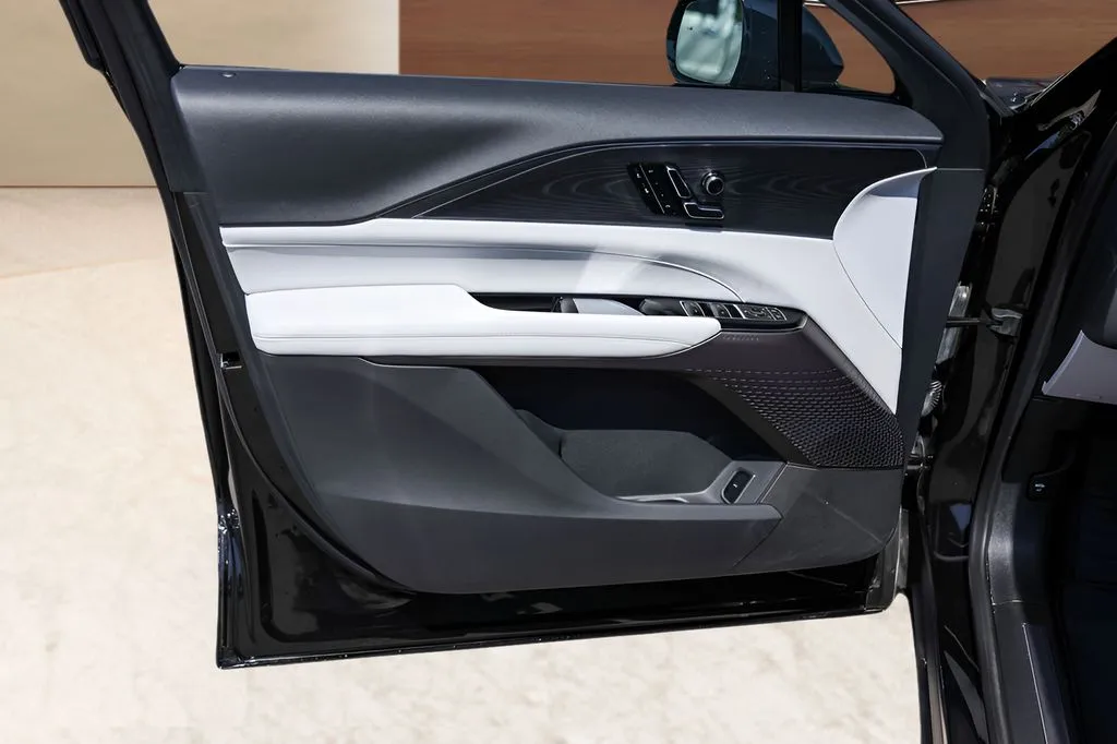 Cadillac Lyriq photo 22