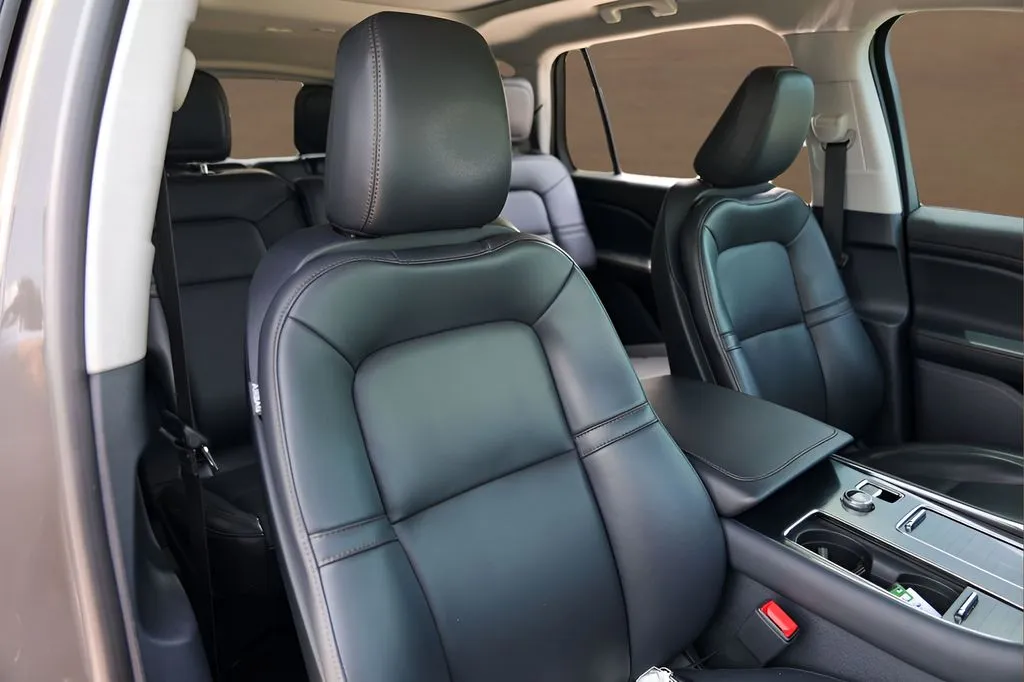 Lincoln Aviator photo 30