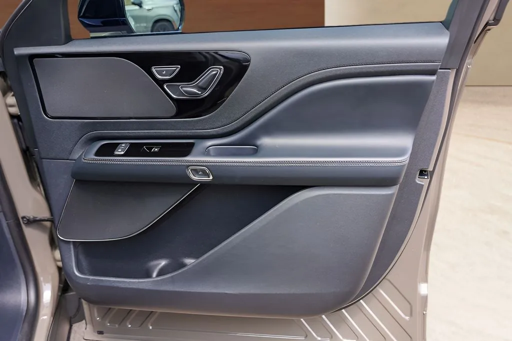 Lincoln Aviator photo 28