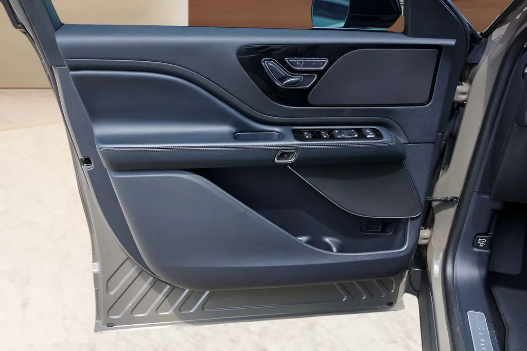 Lincoln Aviator photo 22