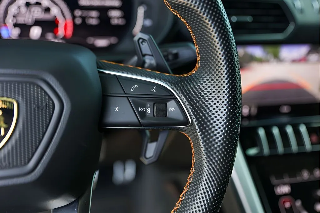 Lamborghini URUS photo 13